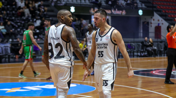 Melvin Johnson e Elinho estiveram entre os principais jogadores do Corinthians no terceiro jogo
