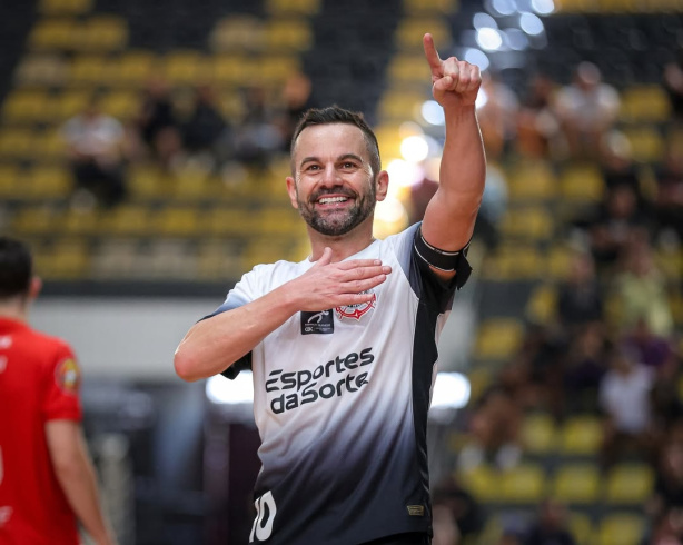 Agora, Deives tem 15 taças levantadas com a camisa do Corinthians