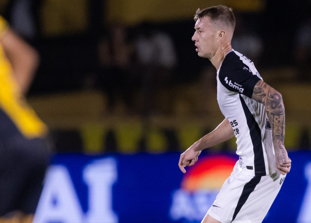 Charles saiu com dores no joelho em vit�ria do Corinthians