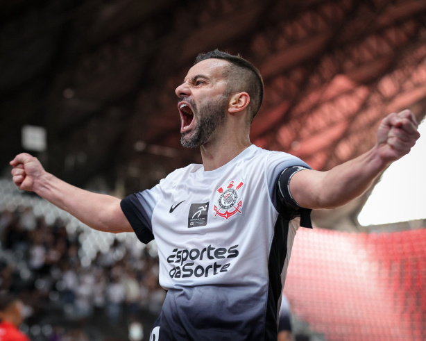 Deives comemorando gol contra o Indaiatuba