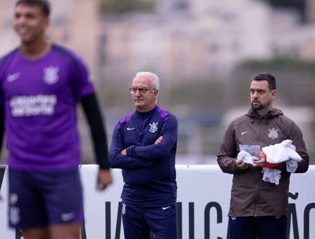 Dorival J�nior comandando treino do Corinthians