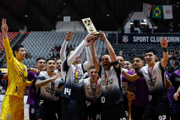 O elenco do Corinthians comemorando o título com a torcida presente no Ginásio Wlamir Marques. O coro era o tradicional "poropopó".