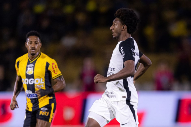 Talles Magno deu o passe para o gol de Héctor Hernández contra o Novorizontino