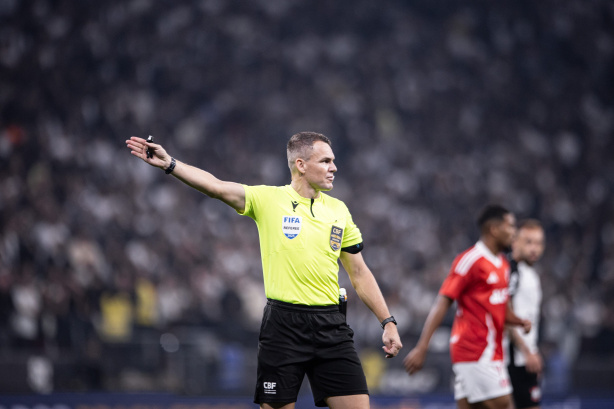 Atacante destaca a importância de não se prender às decisões da arbitragem e seguir buscando a vitória, como seus companheiros de equipe fizeram ao garantir a virada