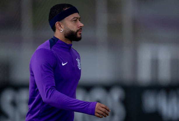 Memphis Depay deixou o último treino do Corinthians antes do fim das atividades