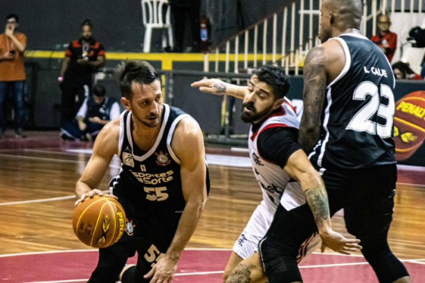 Elinho em a��o diante do Flamengo pelas quartas de final do NBB