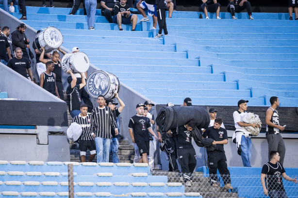 Torcida do Corinthians protesta no Uruguai e cobra resposta no clássico de domingo