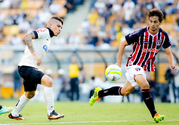 Rodrigo Caio disputando bola com Paolo Guerrero, em 2014