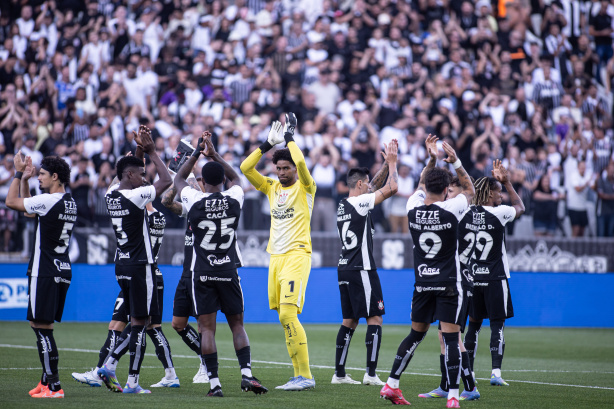 Equipe do Corinthians aplaudindo a torcida do Corinthians presente na Neo Química Arena
