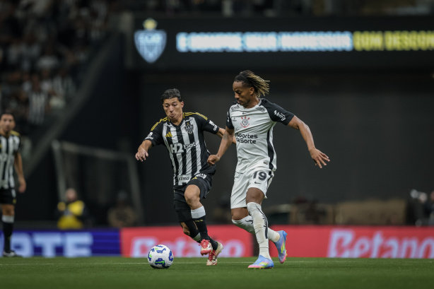 André Carrillo em ação durante o duelo contra o Atlético-MG