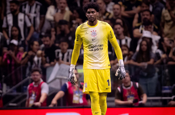 Hugo Souza concentrado no duelo contra o Atl�tico-MG