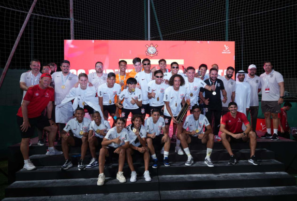 Elenco do Corinthians Sub-15 campeão da Mina Cup 2025