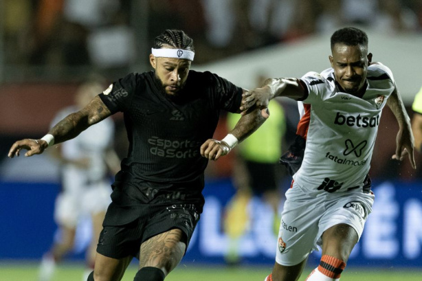 Memphis Depay marcou no último confronto entre Corinthians e Vitória