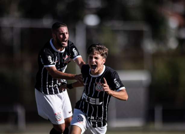Drude comemorando o gol diante do Santa Izildinha