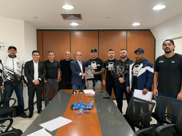 Membros da Gavi�es junto de Romeu Tuma Junior, presidente do Conselho Deliberativo do Corinthians