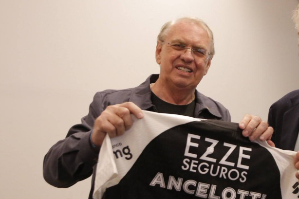 Presidente interino do Corinthians evita pol�mica com Augusto Melo e detalha pagamento de d�vidas