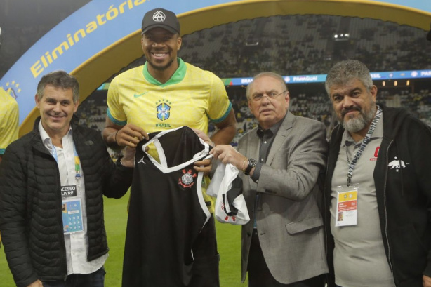 Astro da NBA � presenteado com camisas do Corinthians na Neo Qu�mica Arena