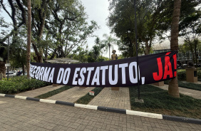Associados protestaram em prol da reforma do Estatuto do Corinthians durante a manh deste sbado