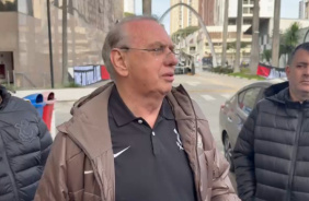Osmar Stabile conversando com associados