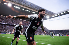 Yuri Alberto e Breno Bidon comemorando gol pelo Corinthians