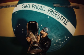 Memphis Depay durante o clipe da msica "So Paulo freestyle"