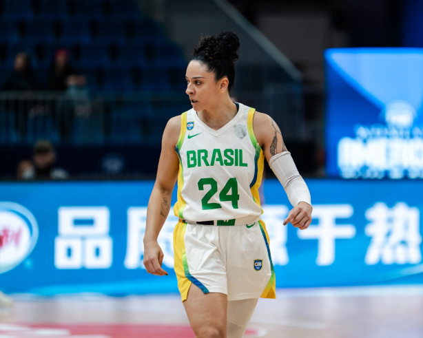 Alana Gon�alo, armadora do Corinthians, representando a Sele��o Brasileira