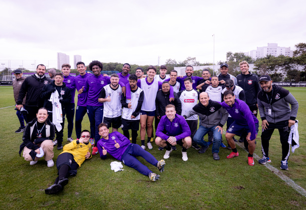 Jogadores do Corinthians Down e elenco profissional reunidos no CT Joaquim Grava