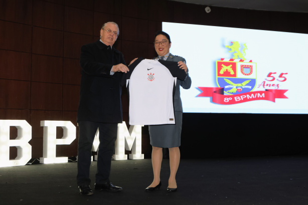 Osmar Stabile e Adriana Kimie Ogasawara segurando a camisa do Corinthians durante a celebração