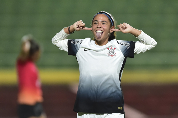 Luísa Fontes comemorando gol pelo Corinthians ao estilo Memphis