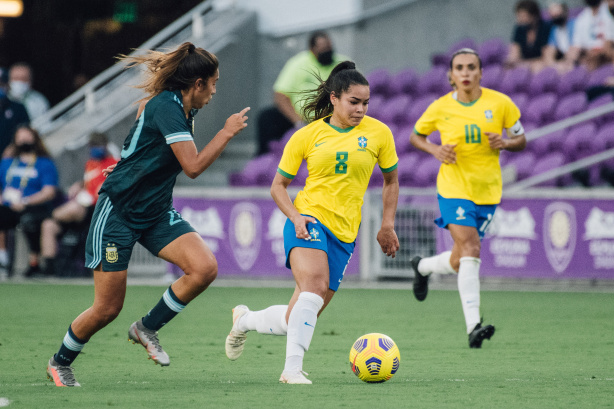 Ivana com a camisa da Sele��o Brasileira