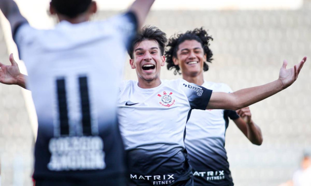 Jogadores como Lucca Caramico e Iago Machado vêm ganhando espaço no elenco alvinegro