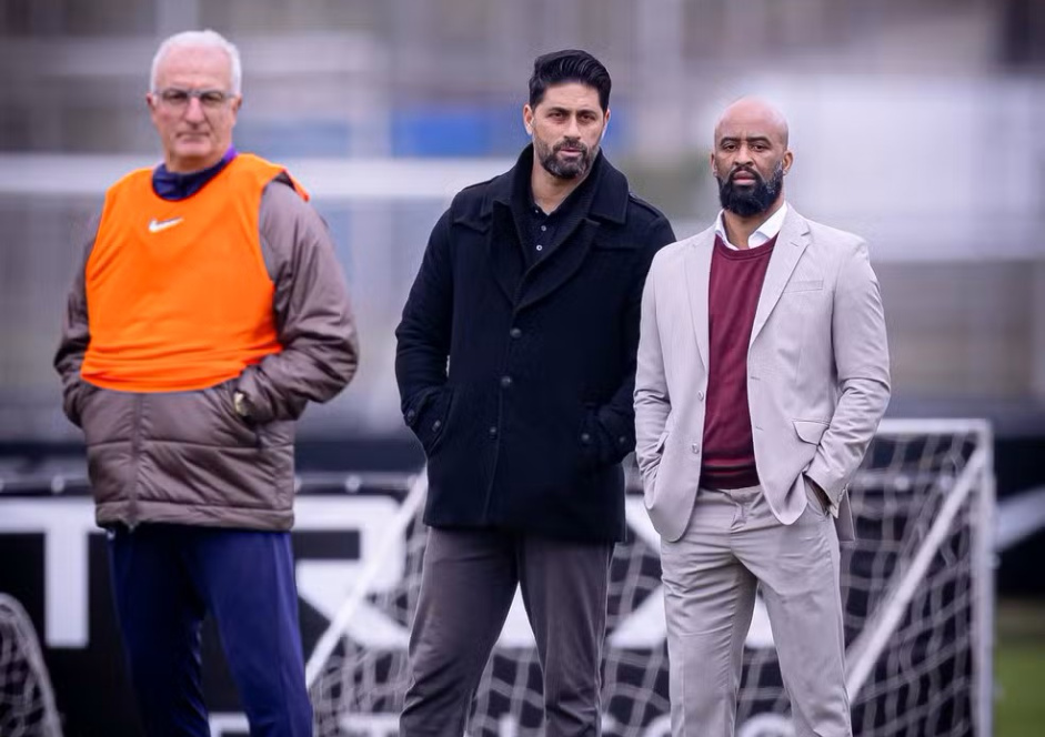 Corinthians dispensa gerente de futebol e tradutor de Memphis Depay