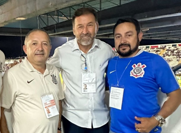 Valmir Costa e Claudinei Alves, afastados do clube, ao lado de Augusto Melo, presidente afastado