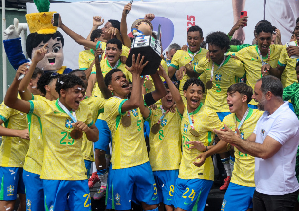 Lucas Lopes (camisa 5 que aparece erguendo a ta�a) chegou no Corinthians aos 13 anos
