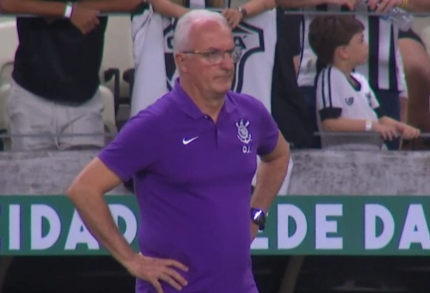 Dorival Júnior elogiou a equipe do Corinthians, mas destacou que o desempenho ainda está aquém