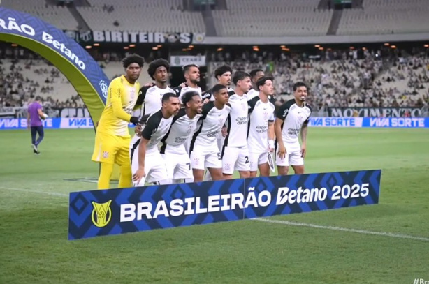 Elenco do Corinthians antes do duelo contra o Cear�