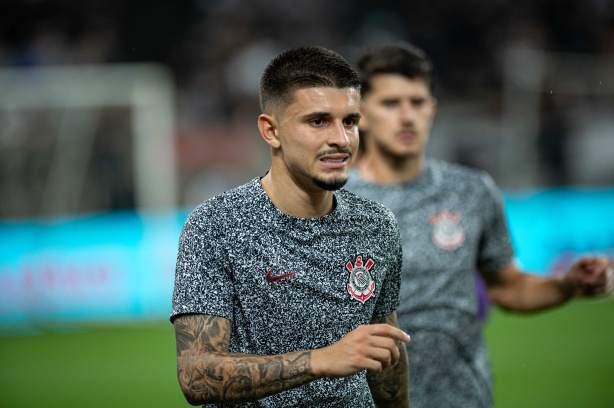 L�o Mana volta a jogar pelo Corinthians ap�s dois meses fora dos planos e ida � lista de empr�stimo