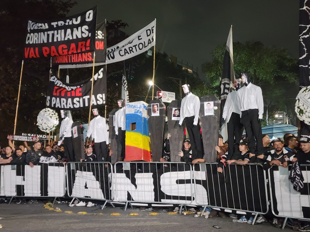 EXPLODIU EM ITAQUERA! Torcida do Corinthians protesta com faixas pesadas no Parque São Jorge!