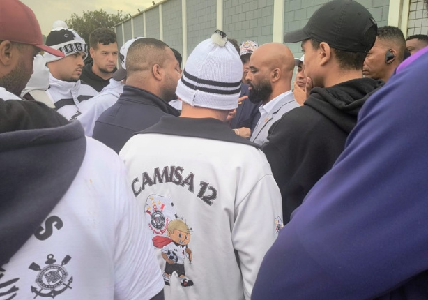 Integrantes da Camisa 12 reunidos com Fabinho Soldado, executivo de futebol do Corinthians