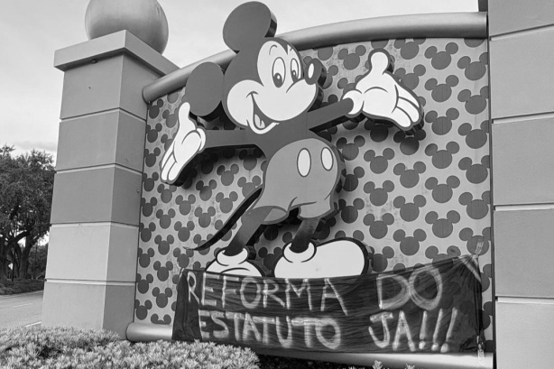 Crise do Corinthians vai parar na Disney e at� o Mickey vira 'testemunha' de protesto