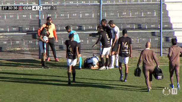 Gui Bom saiu de campo com dores na vitória do Corinthians sobre o Botafogo no Brasileiro Sub-17