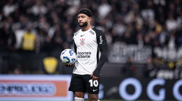 Defensor valoriza o desempenho da equipe e, em especial, do atacante Memphis Depay