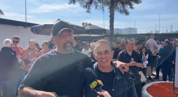 Dinei ao lado de Nenê do Posto, atual diretor da base do Corinthians