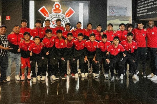 Atletas do Somatch Sport Internacional, do Peru, durante visita no Memorial do Corinthians