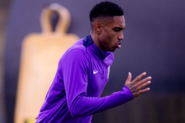 Vitinho tem nome publicado no BID e � liberado para estrear pelo Corinthians