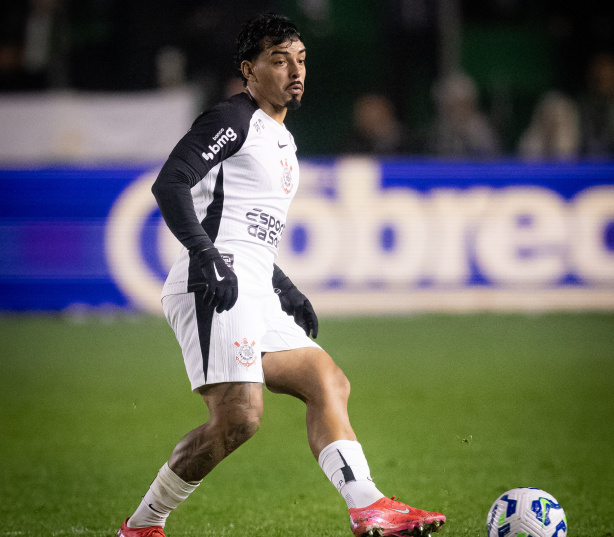 Matheus Bidu em campo durante confronto do Corinthians