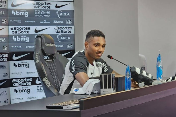 Vitinho foi apresentado pelo Corinthians