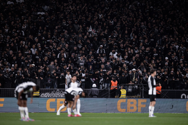 A torcida do Corinthians ficou inconformada com a derrota para o Bahia em plena Neo Química Arena