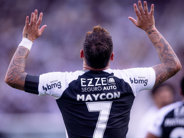 Maycon com as mãos estendidas ao céu após gol marcado pelo Corinthians