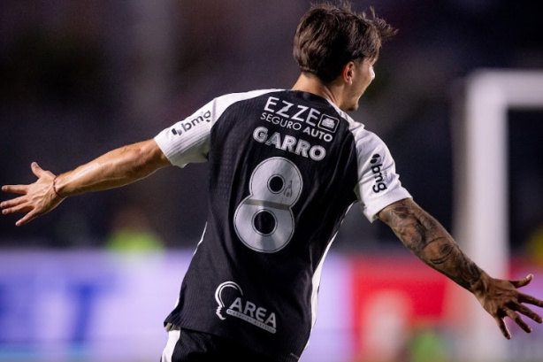 Rodrigo Garro cobrou o escanteio na cabeça de Gustavo Henrique para ajudar no terceiro gol do Timão